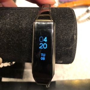 Fitbit Alta with 6 bands (used)